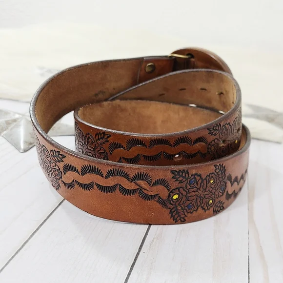 SOLD Vintage handmade floral leather belt with wooden buckle - Picture 3 of 5